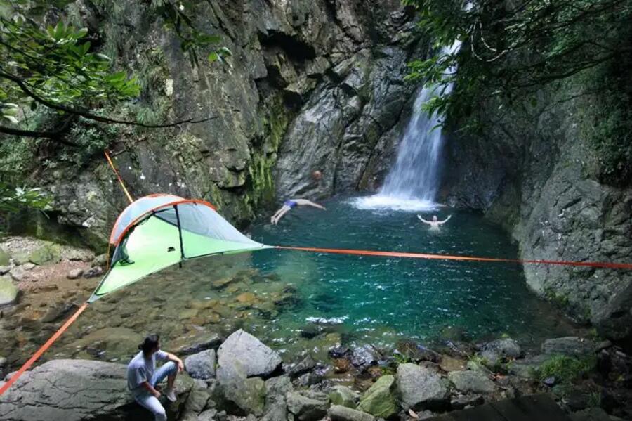 Cocon près d'une cascade