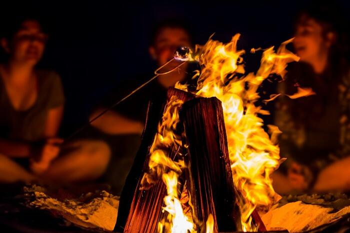 Veillée autour du feu