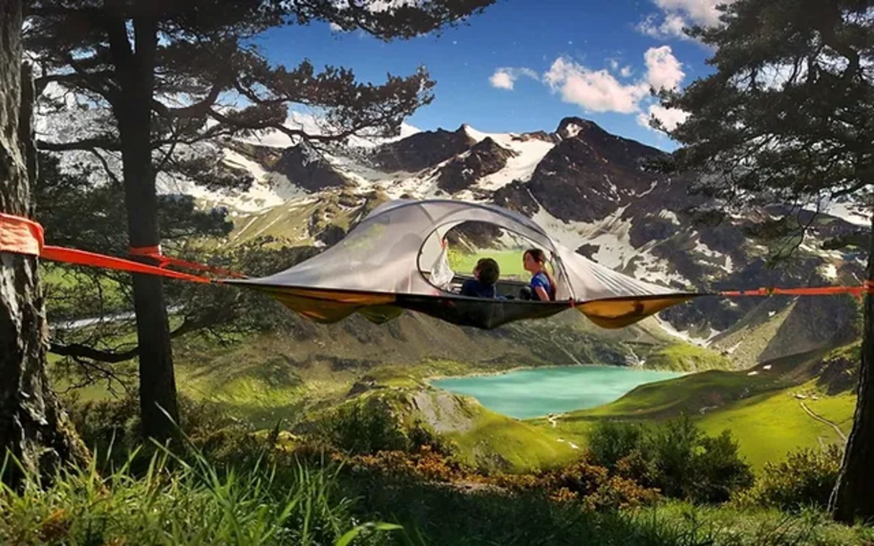 Tente suspendue face à un lac glaciaire dans les Alpes