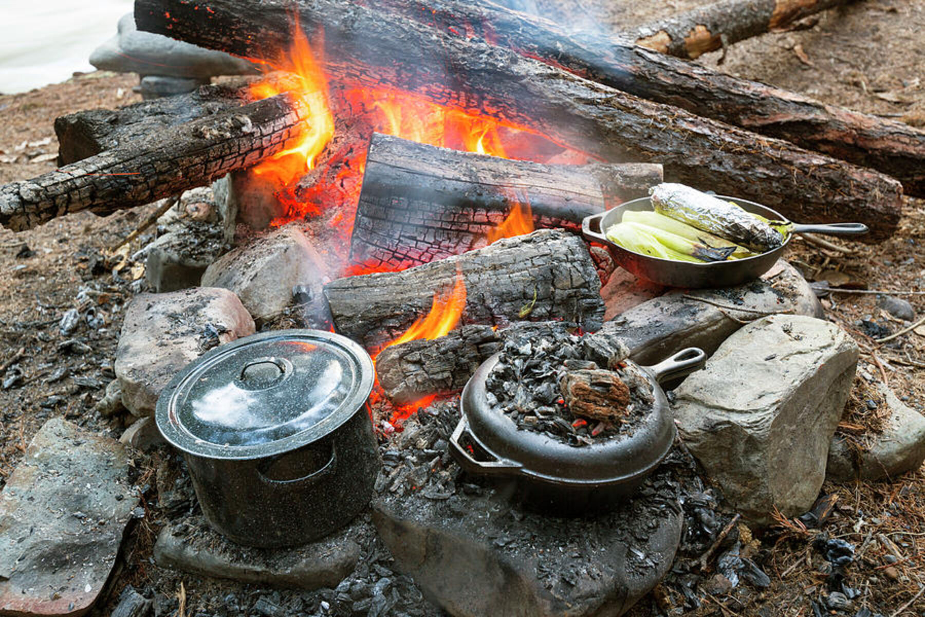 Cuisson au feu de bois dans une marmite en fonte